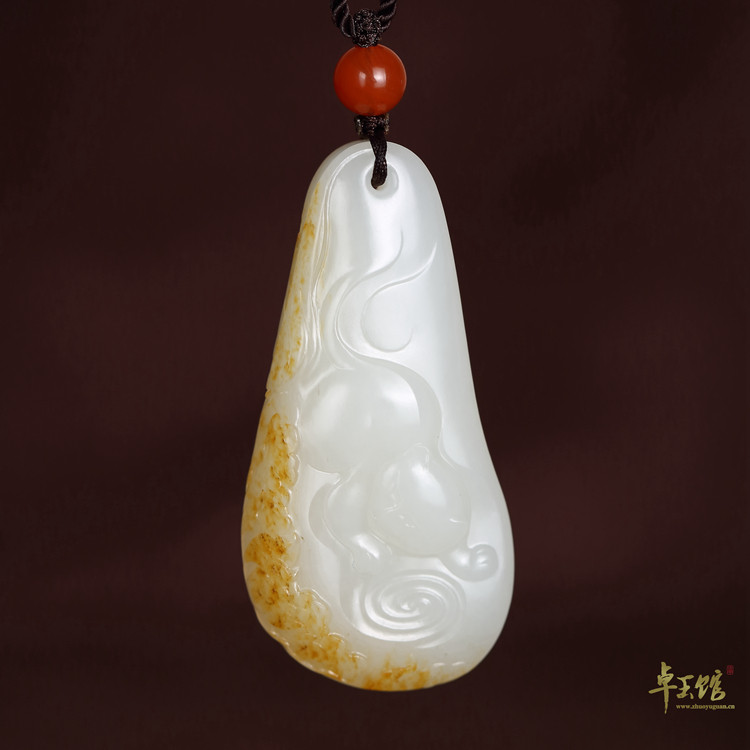 (Zhuo Yuguan) Old and rich, Xinjiang Hetian jade seed material warm white sprinkled with gold leather pendant cat butterfly Li Zhuo's works
