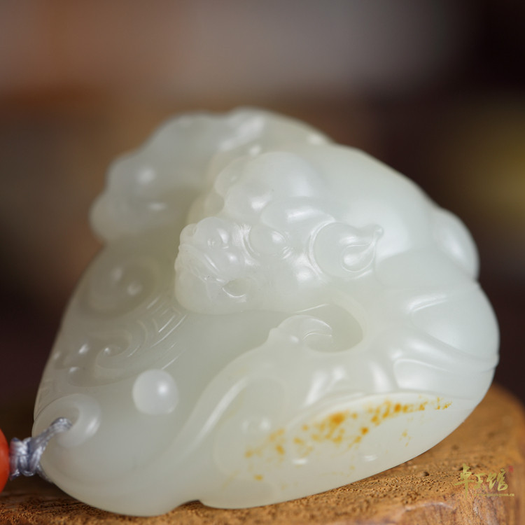 (Zhuoyu Pavilion) Fufull Qiankun Xinjiang and Tian Bai jade seed Sprinkle Gold Leather Pendant Pendant Xie Jedi