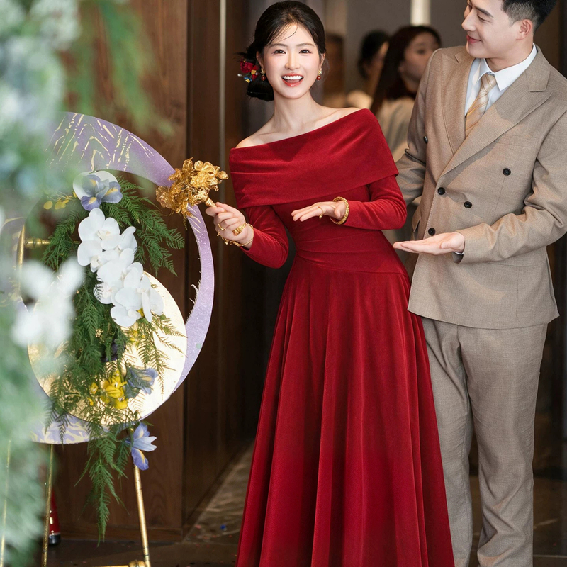 Velvet Toast Dress for Bride, Autumn and Winter Long-Sleeve Red Engagement Dress, Light Luxury Niche Off-Shoulder Wedding Dress for Women