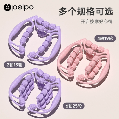 Массагер с ногами ноги на ногах на роликовой нагромопочтенах, релаксация мускула