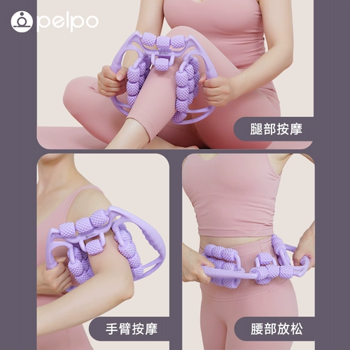 Массагер с ногами ноги на ногах на роликовой нагромопочтенах, релаксация мускула