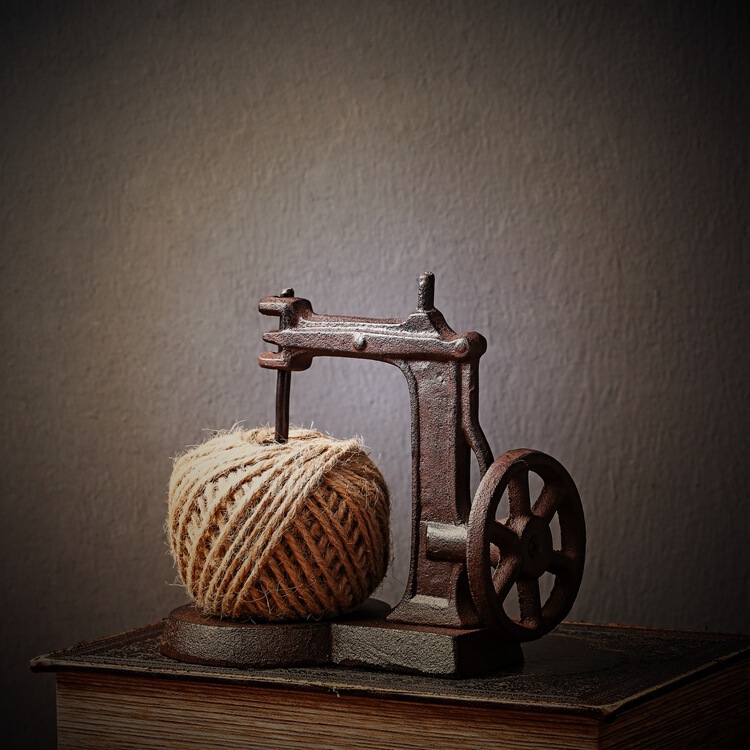 Nostalgic Retro Rural Vintage Sewing Machine Iron Art Model Ornament Clothing Store Display with Hemp Rope Storage Rack