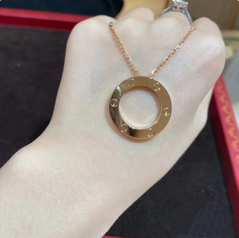 Valentine's Day Large Cake-Shaped Necklace Without Diamonds Love Series Diamond-Free Three-Diamond Rose Gold Au750 Round Cake Pendant Clavicle Chain for Women