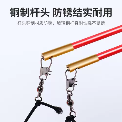 Фитнес -мяч встряхивая мяч игрушки среднего уровня и пожилые люди управляют руками, плечами, шеей, тыквенным мячом, пожилой эластичным мячом бросают мяч