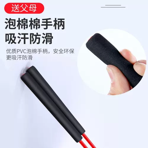 Фитнес -мяч встряхивая мяч игрушки среднего уровня и пожилые люди управляют руками, плечами, шеей, тыквенным мячом, пожилой эластичным мячом бросают мяч