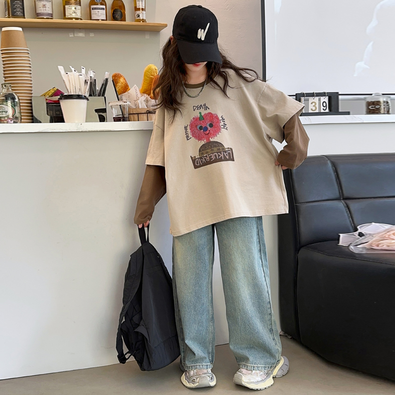 女の子の長袖Tシャツ2025新しい春と秋のスーツ子供の初秋の流行のクールな着用ゆったりフェイクツーピースボトムシャツ