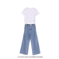 Шелковая белая футболка, джинсы, свободный крой