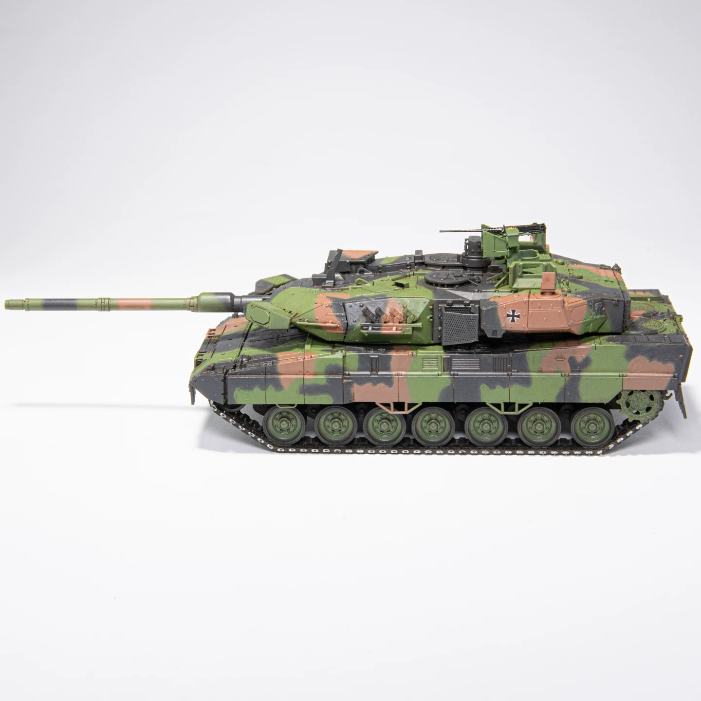 1/72 немецкий танк основного калибра Leopard 2A8 с системой активной защиты НАТО трехцветная готовая модель