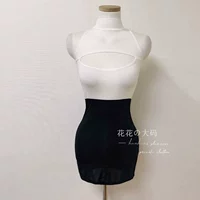 Черно -белый костюм