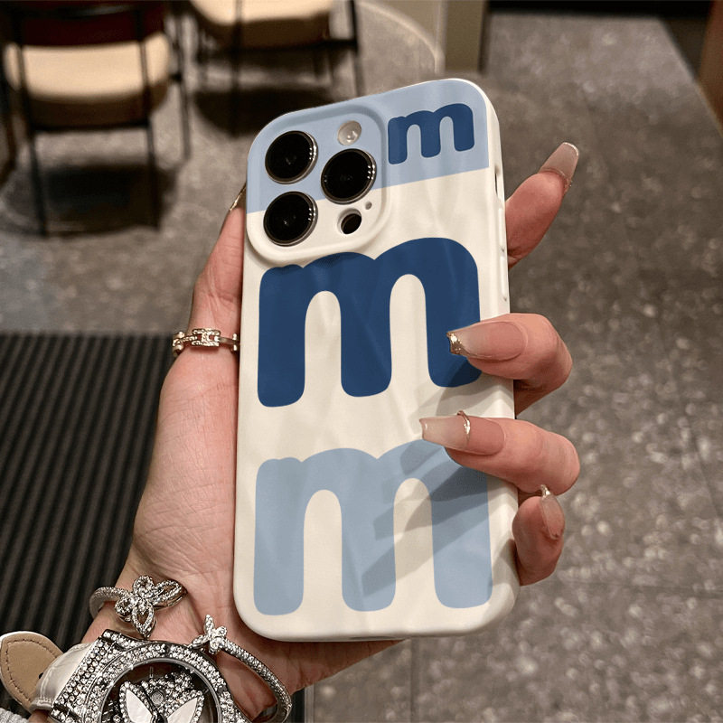 三个M字母适用苹果15PROMAX手机壳iPhone14艺术13小众12高级XS简约字母15promax防摔保护套16pro小众设计新款