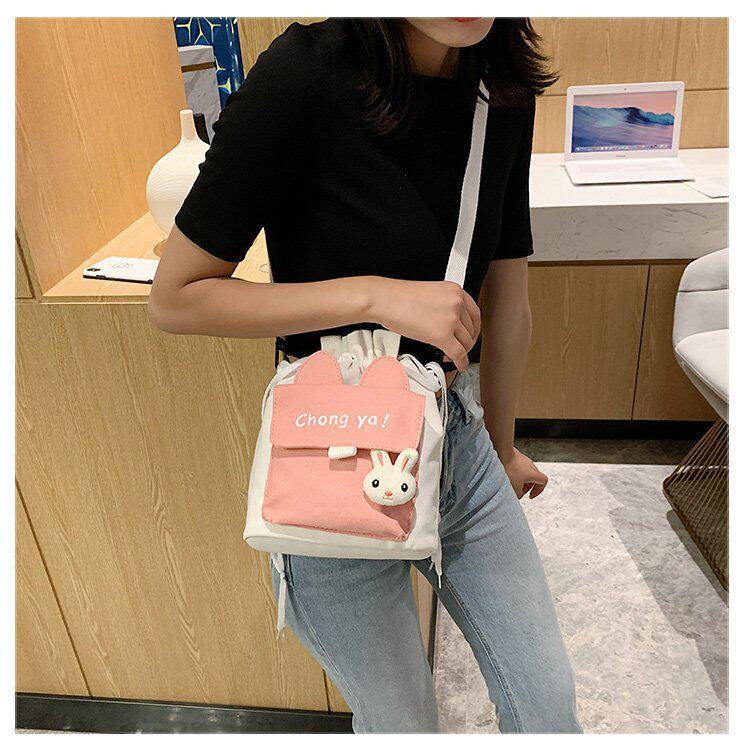 Детская сумка на ремне 春夏新款学生帆布小包包甜美淑女撞色单肩包可爱潮挂件抽绳斜挎包 Jifanpaul