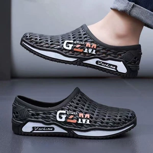 Мужские модные тапочки в стиле Crocs, нескользящие дышащие пляжные босоножки, лето 2026 года, подходят для носки на улице