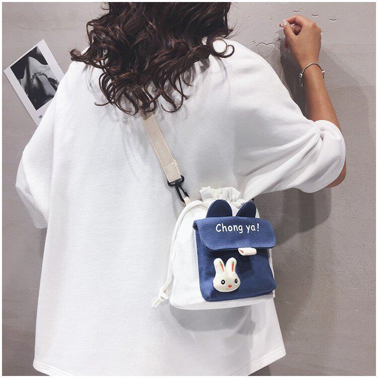 Детская сумка на ремне 春夏新款学生帆布小包包甜美淑女撞色单肩包可爱潮挂件抽绳斜挎包 Jifanpaul