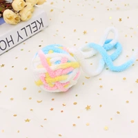 Грубый белый порошок желтый и синий