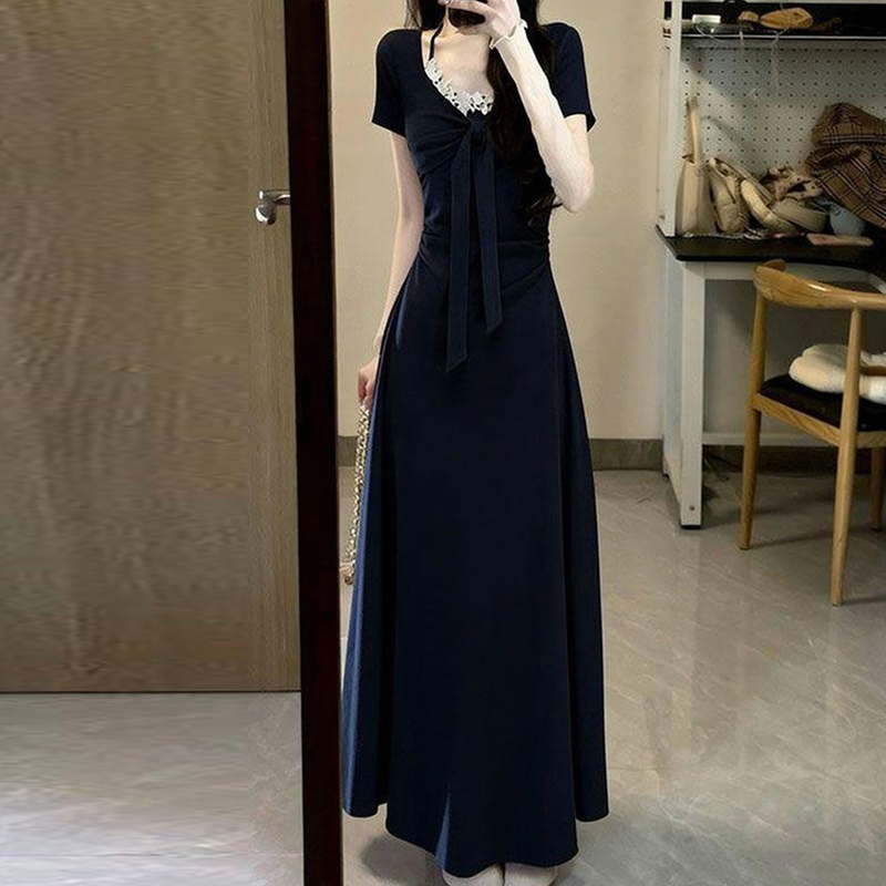 French-Style Retro Lace Patchwork Halter Neck Dress 2026 New Summer V-Neck Waist-Cinching Slimming Elegant Long Dress French-Style Retro Lace Patchwork Halter Neck Dress 2026 New Summer V-Neck Waist-Cinching Slimming Elegant Long Dress