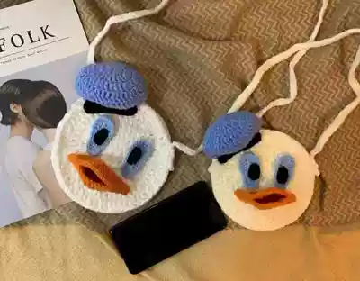 (Finished) small red book ins handmade DIY wool woven cute Donald Duck knitted bag oblique cross bag