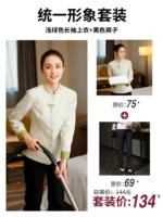 Зеленый лонгслив, черные штаны