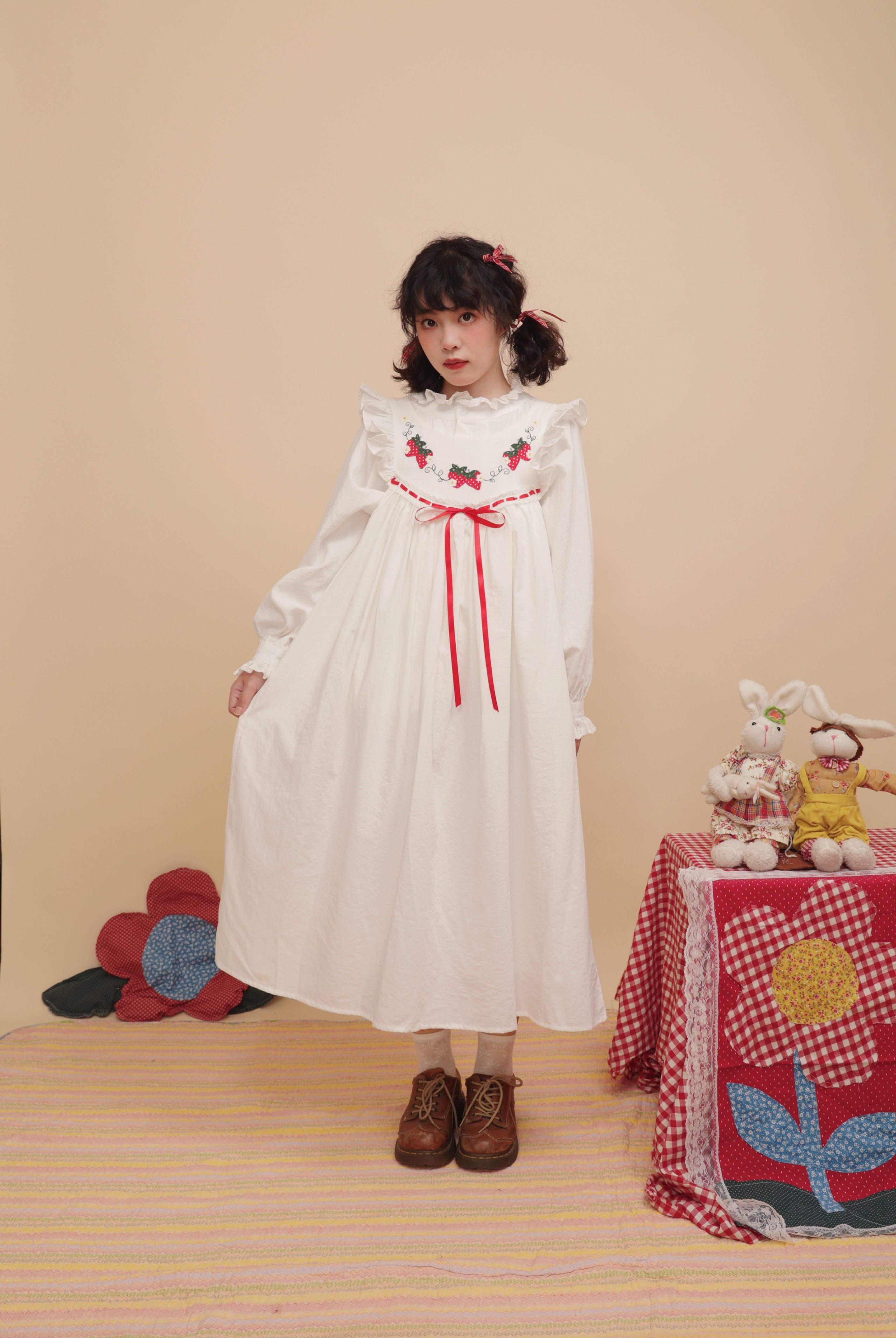 ヴィンテージガーリーなイチゴアップリケ付き白のフリルスリーブ