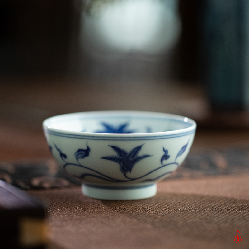 Qin Qiuyan blue - and - white hand - made day lilies grain single CPU jingdezhen manual CPU master cup and cup ceramic sample tea cup