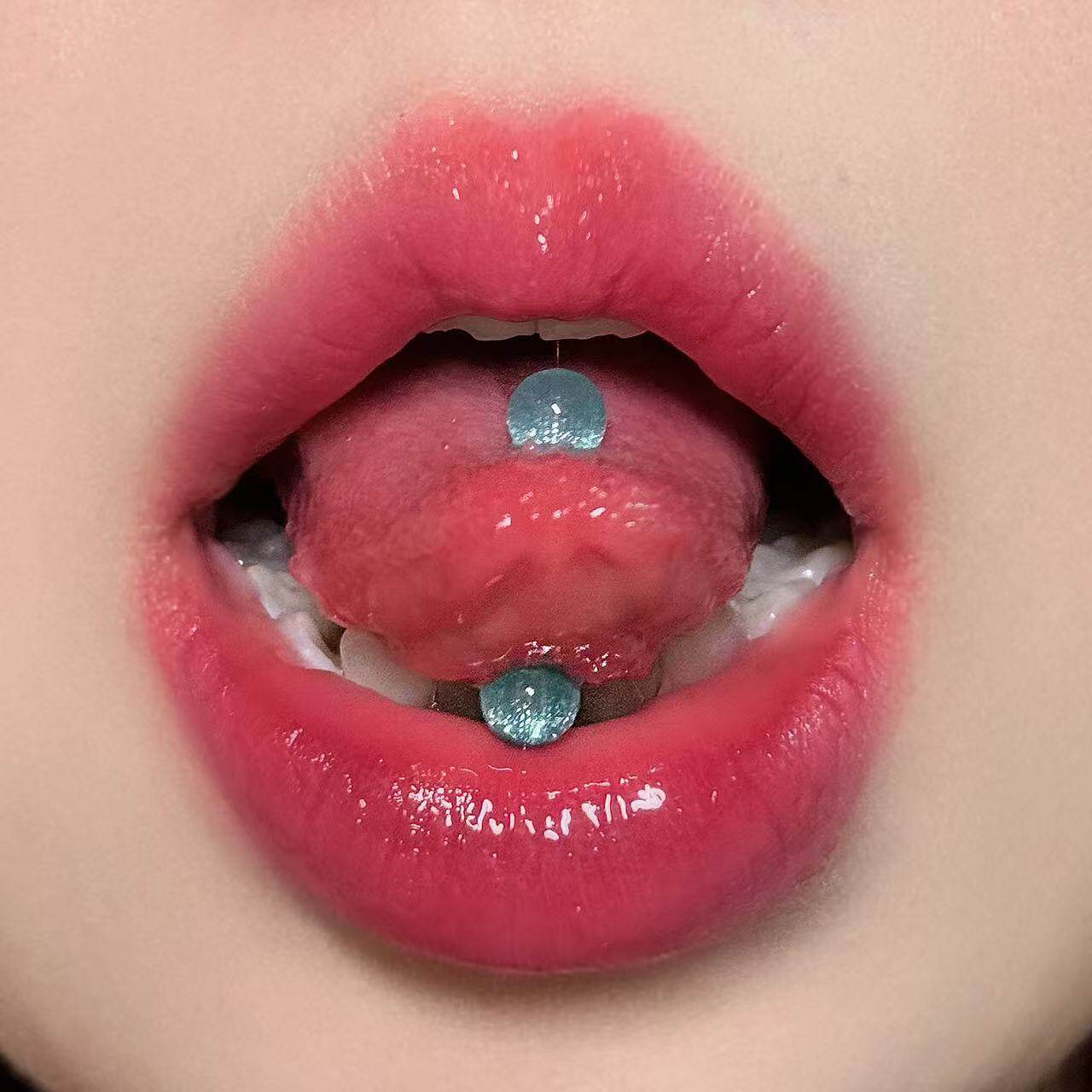 甘くてスタイリッシュなヨーロピアン＆アメリカンスタイルのタンスタッド。チタン合金製で、低アレルギー性で快適な着け心地です。ユニークでスタイリッシュなタンリングピアス。