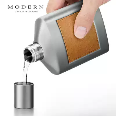 High-end pure titanium leather outdoor wine jug free lettering German fashion outdoor portable portable wine jug to send friends