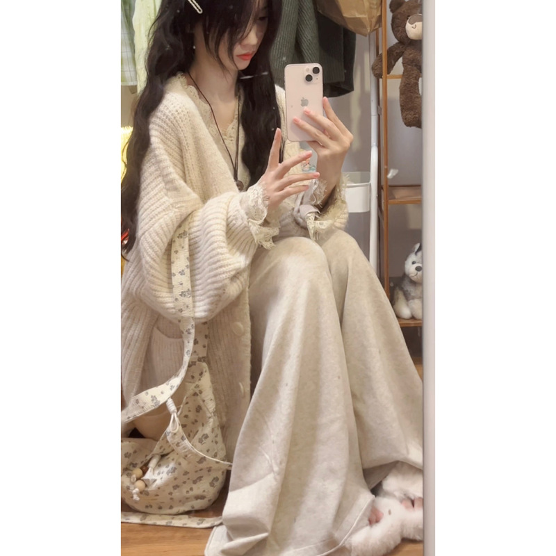 Korean Style Gentle and Soft V-Neck Sweater Jacket for Women 2024 Autumn New Design Loose Long-Sleeved Knitted Cardigan Korean Style Gentle and Soft V-Neck Sweater Jacket for Women 2024 Autumn New Design Loose Long-Sleeved Knitted Cardigan