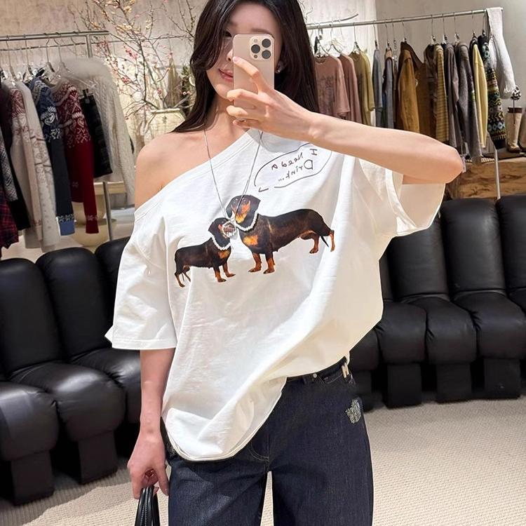 American Dachshund Off-The-Shoulder Short-Sleeve T-Shirt for Women, Summer Loose Design, High-End Feel, Stunning One-Shoulder Top for Hot Girls