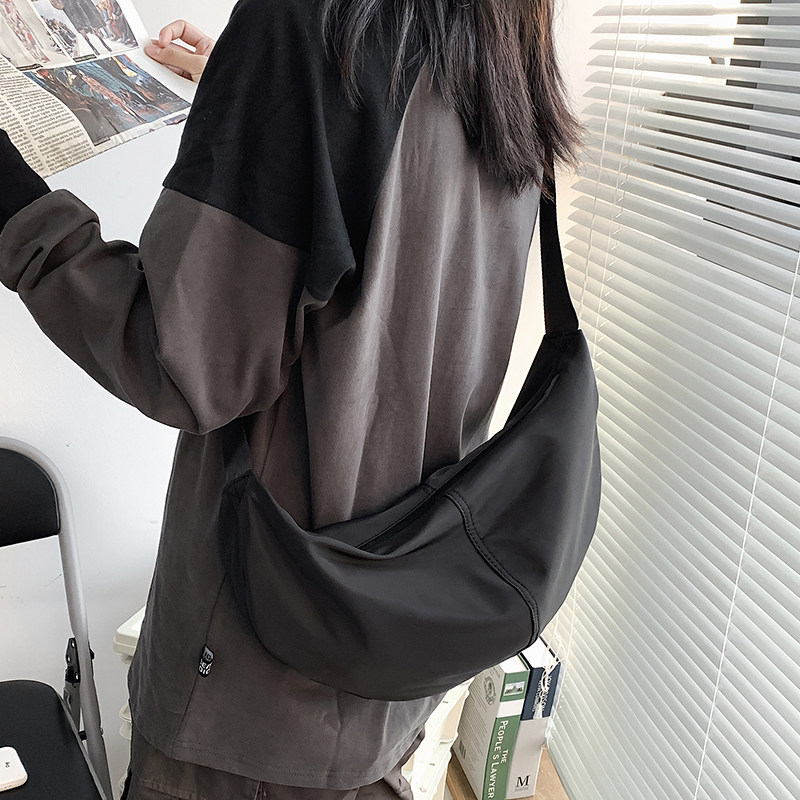 Messenger bag female all-match ins Japanese Hong Kong style large-capacity student shoulder bag couple Korean version men's simple dumpling bag