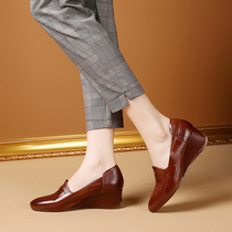 2021 - The new single shoe womans leather in the middle of the slope heel in the round head of the high - code womens shoes and retro - brown