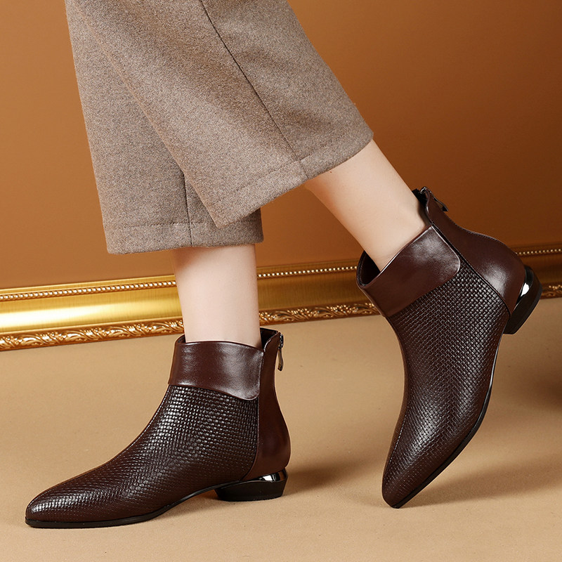 Short boots women's British new autumn and winter flat low-heeled Martin boots women's large size women's shoes pointed toe leather small boots plus velvet