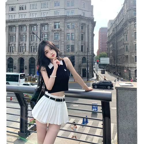 Дизайнерский летний трикотажный жилет, с вышивкой, тренд сезона, по фигуре, воротник поло