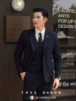 Темно-синий с двойной пуговицей (костюм + жилет + брюки), свободная рубашка и галстук.