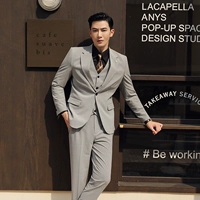 Светло-серая пуговица (костюм + брюки), свободная рубашка и галстук на одной пуговице.