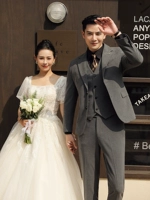 Две пуговицы среднего серого цвета (костюм+жилет+брюки) свободная рубашка и галстук