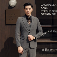 Средне-серая пуговица (костюм + брюки), свободная рубашка и галстук