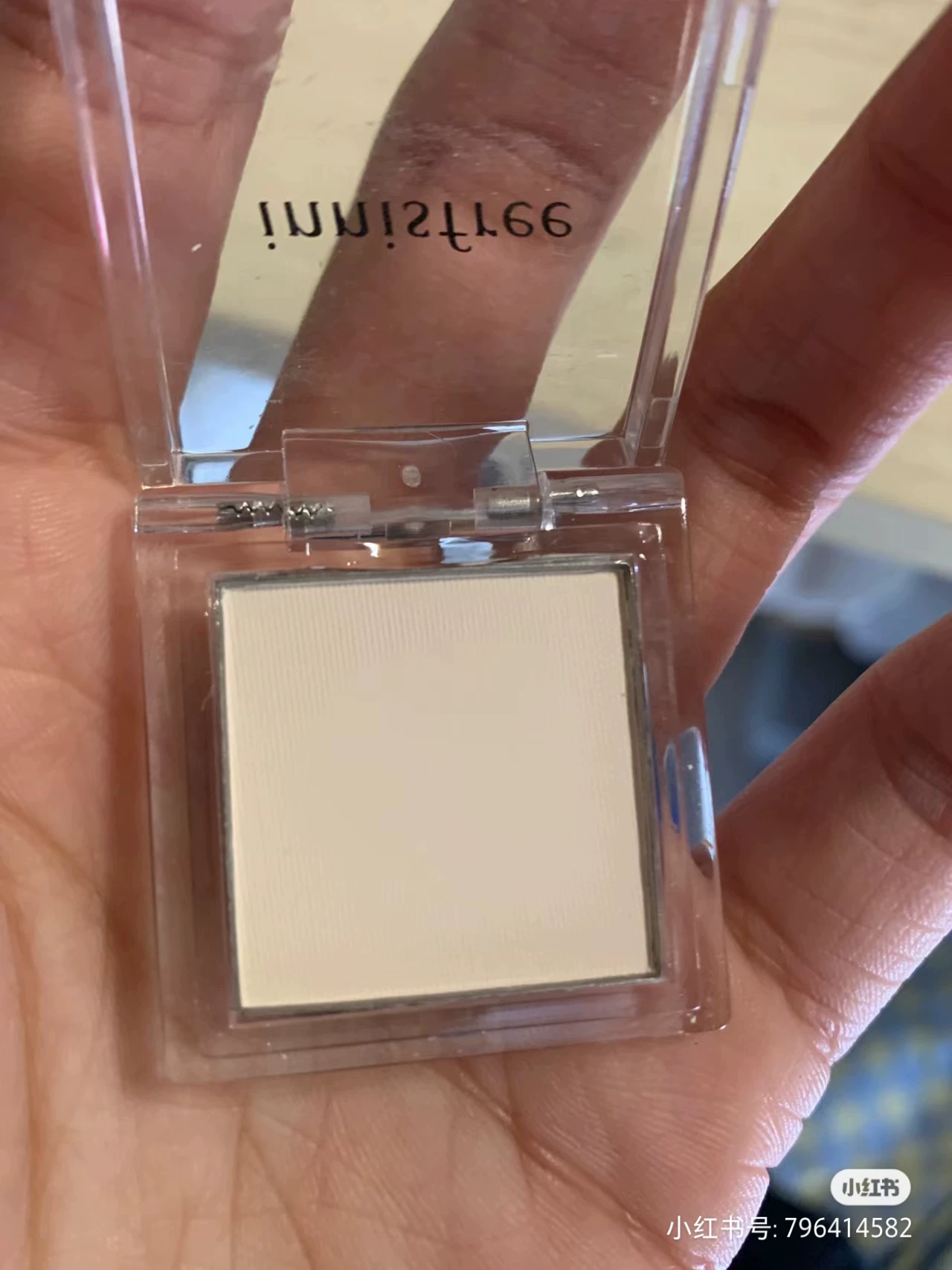 Матовый хайлайтер (Innisfree) 01 month, компактные тени для век, лёгкий 8,5×5×2,5 см