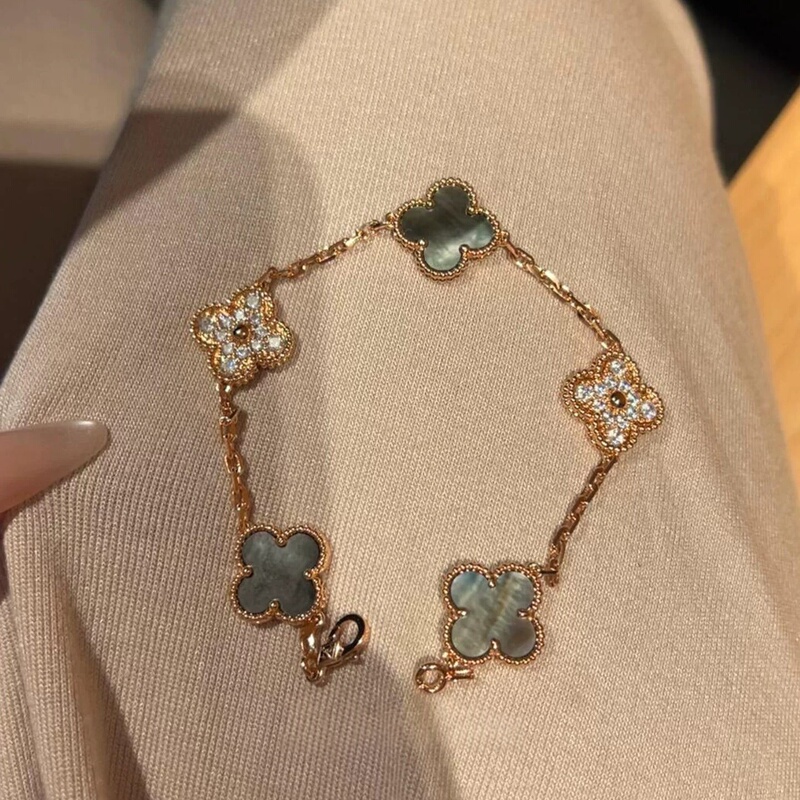 French-Style Gray Clover Mother-Of-Pearl Zircon Bracelet 2026 New Vintage High-End Atmosphere Light Luxury Exquisite Jewelry French-Style Gray Clover Mother-Of-Pearl Zircon Bracelet 2026 New Vintage High-End Atmosphere Light Luxury Exquisite Jewelry