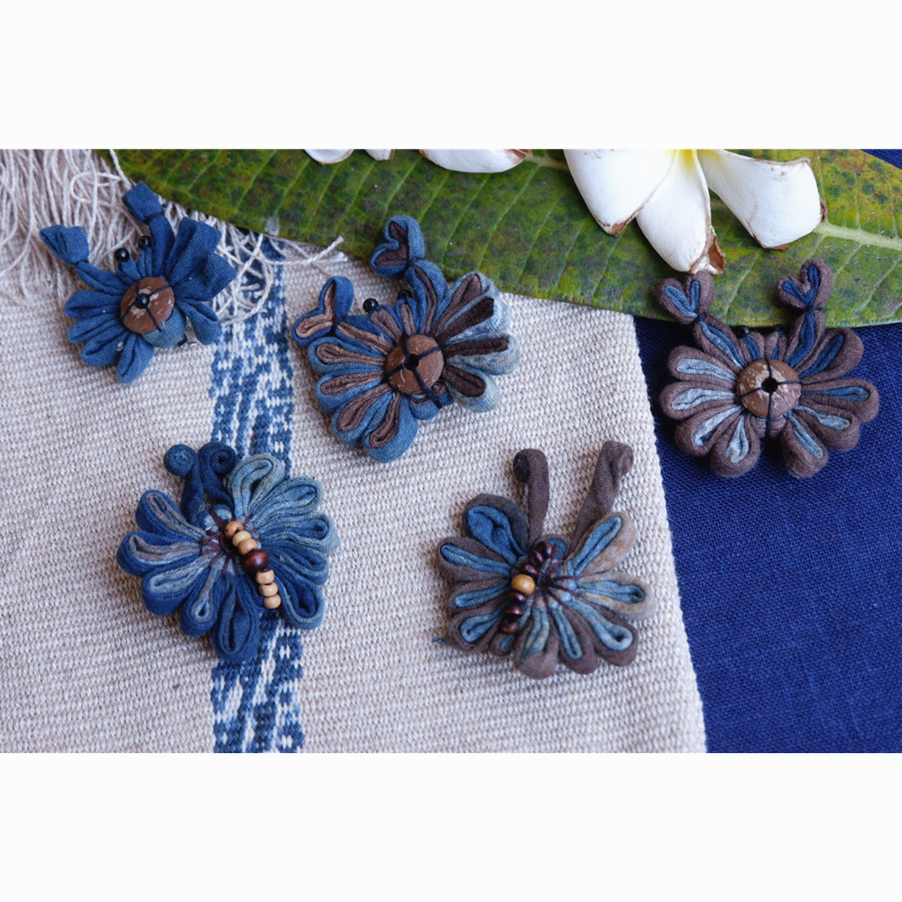 Odor groceries Japanese blue dyed grass and wood dyed handmade fabric brooch plain elegant dragonfly brooch accessories