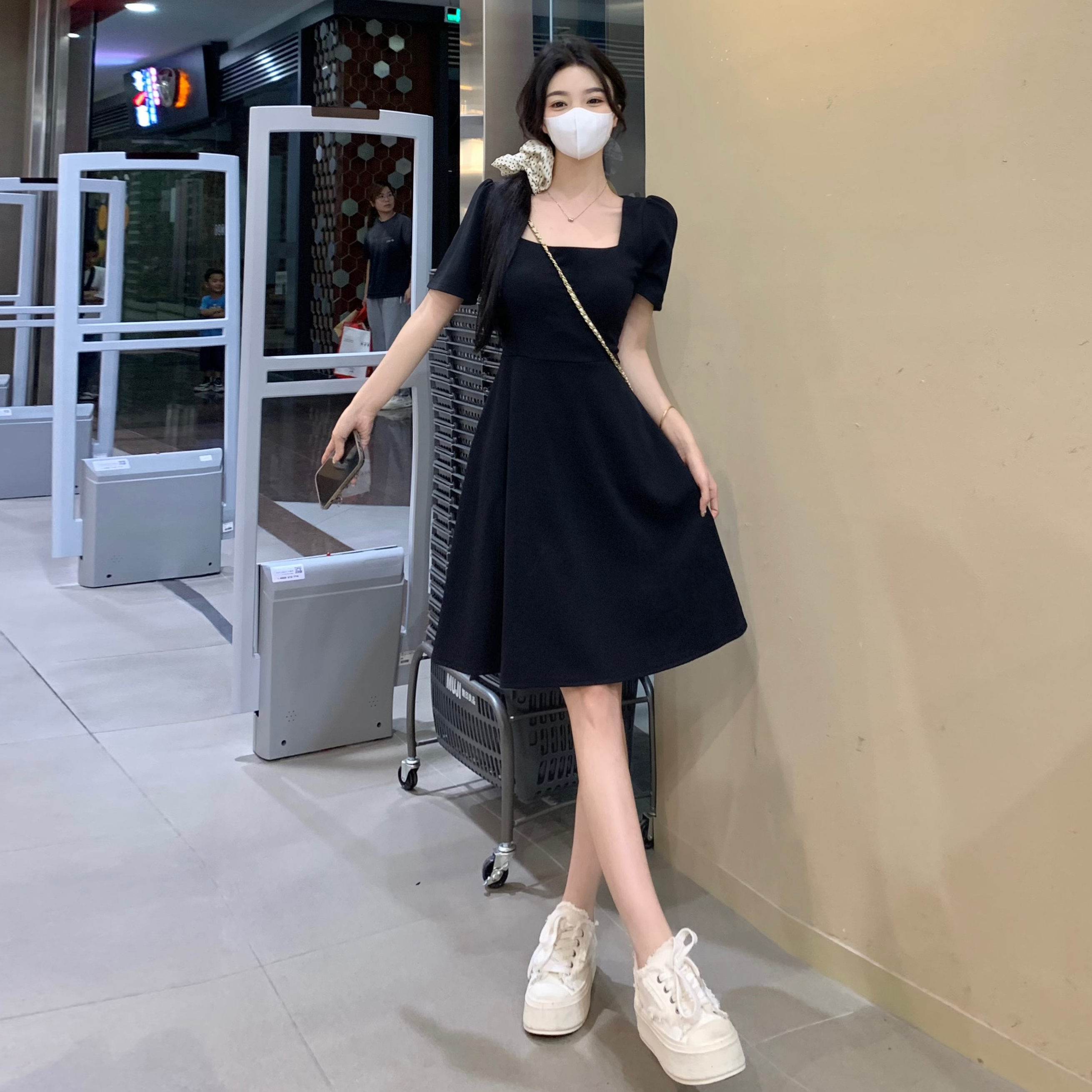 复古方领赫本风连衣裙：春夏新法式小众气质，修身显瘦的秘密武器！