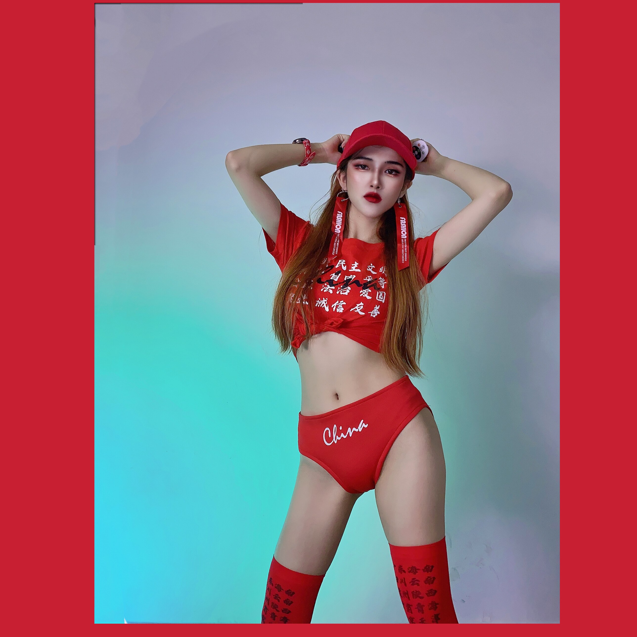 Mid-Autumn Festival National Day National Day Bar Nightfield Dsgoggodj Female Singers Perform the Great Red Suit Movement