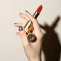 Spot | Lisa Eldridge matte lipstick with red Affair Cinnabar Muse Blush Martin