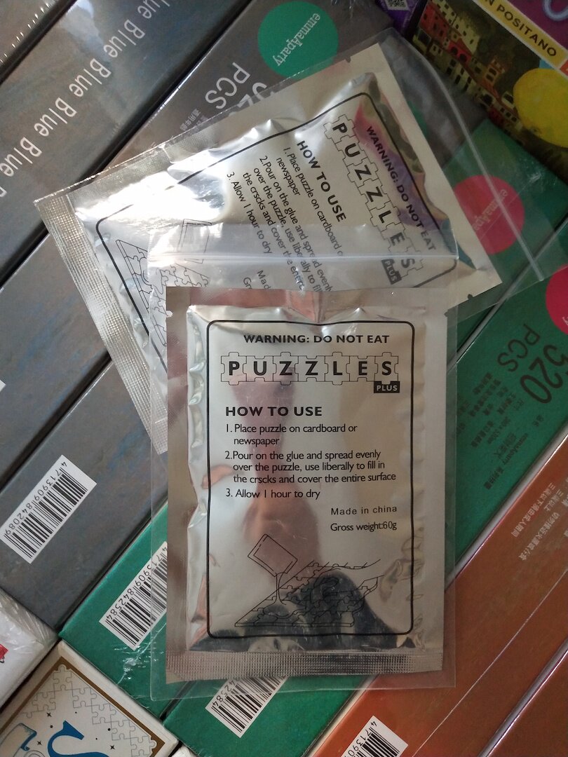 (Single shot glue is not issued) Puzzle glue 25ml bag with plastic scraper
