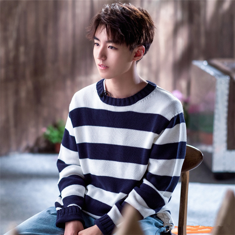 Nhà hàng Trung Quốc 2 Wang Junkai TFBOYS với cùng một đoạn sọc xanh trắng nam và nữ lỏng lẻo áo len áo khoác cặp