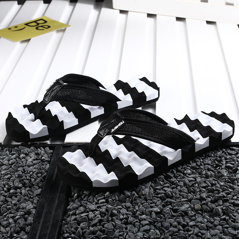 Slippers men's summer 2021 new anti-slip herringbone tug Fashion exterior wearing cool slippers clip feet dragging personality Outdoor beach shoes