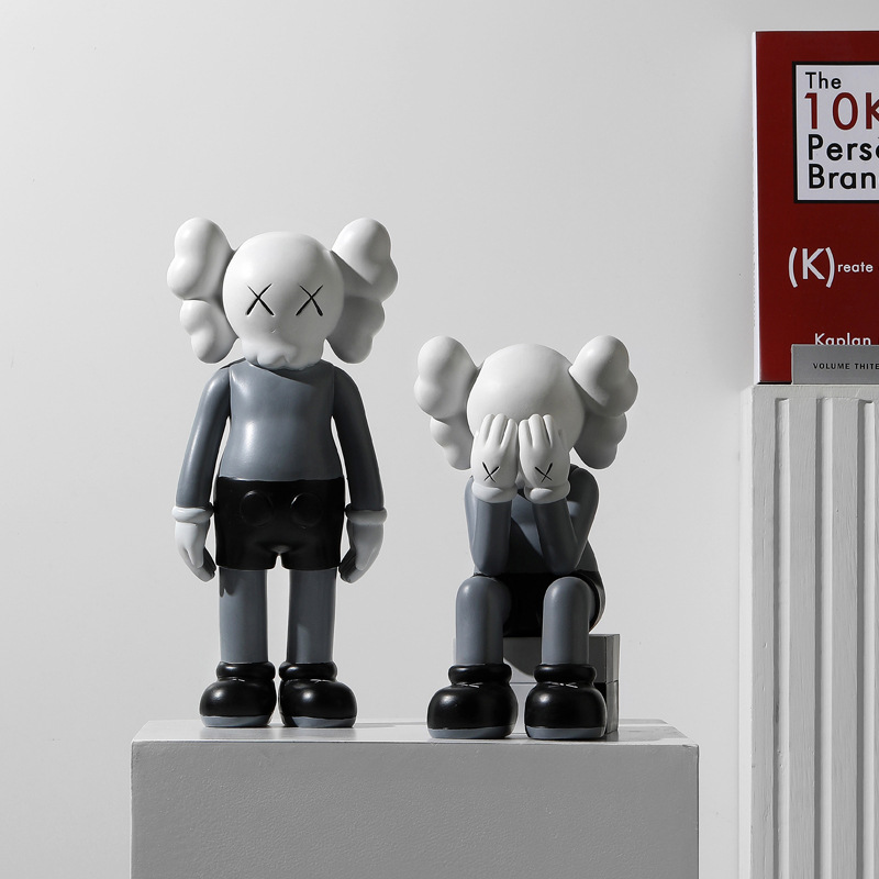 KAWS Nordic Light Luxury Violent Bear Swing Model Creative Art Living Room Desktop Decoration