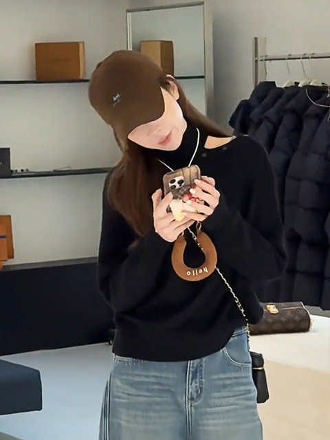 Korean-Style Red Half-High Collar Hollow-Out Knit Base Shirt for Women, Autumn and Winter Design, Off-Shoulder Sweater, Loose Top