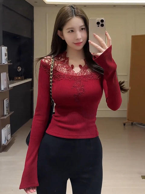 French-Style New Year Red Lace Patchwork Knit Sweater for Women, Autumn and Winter Slim-Fit Base Layer Sweater, Unique and Distinctive Top