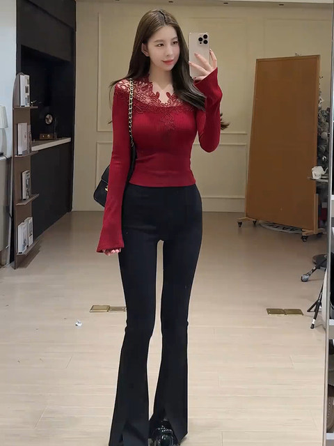 French-Style New Year Red Lace Patchwork Knit Sweater for Women, Autumn and Winter Slim-Fit Base Layer Sweater, Unique and Distinctive Top