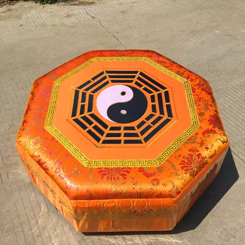 Даосская сплетни Клык поклонялся восьмиугольному на коленях и поклонялся подушке подушки Медитации Футон Даос Таос Тайцзи на коленях