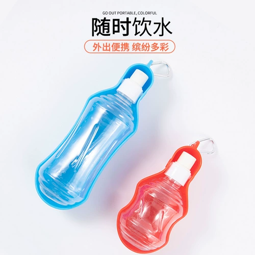 Собаки и кошки выходят, чтобы выпить чайник и взять чашку с водой, чтобы выйти, чтобы пройти питьевую воду для питомца и выпить водонагреватели.